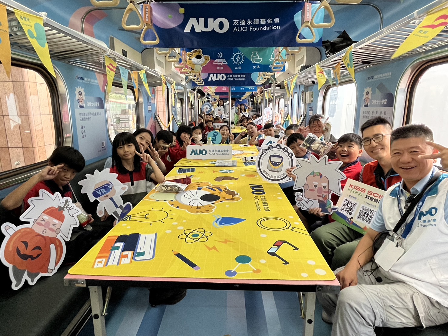永續基金會參與「臺灣科普環島列車」，設計基礎科學車廂課程，以「淨零碳排和永續能源」為主題，讓學生透過創意實驗認識淨零知識，以及思考生活中的減碳行為