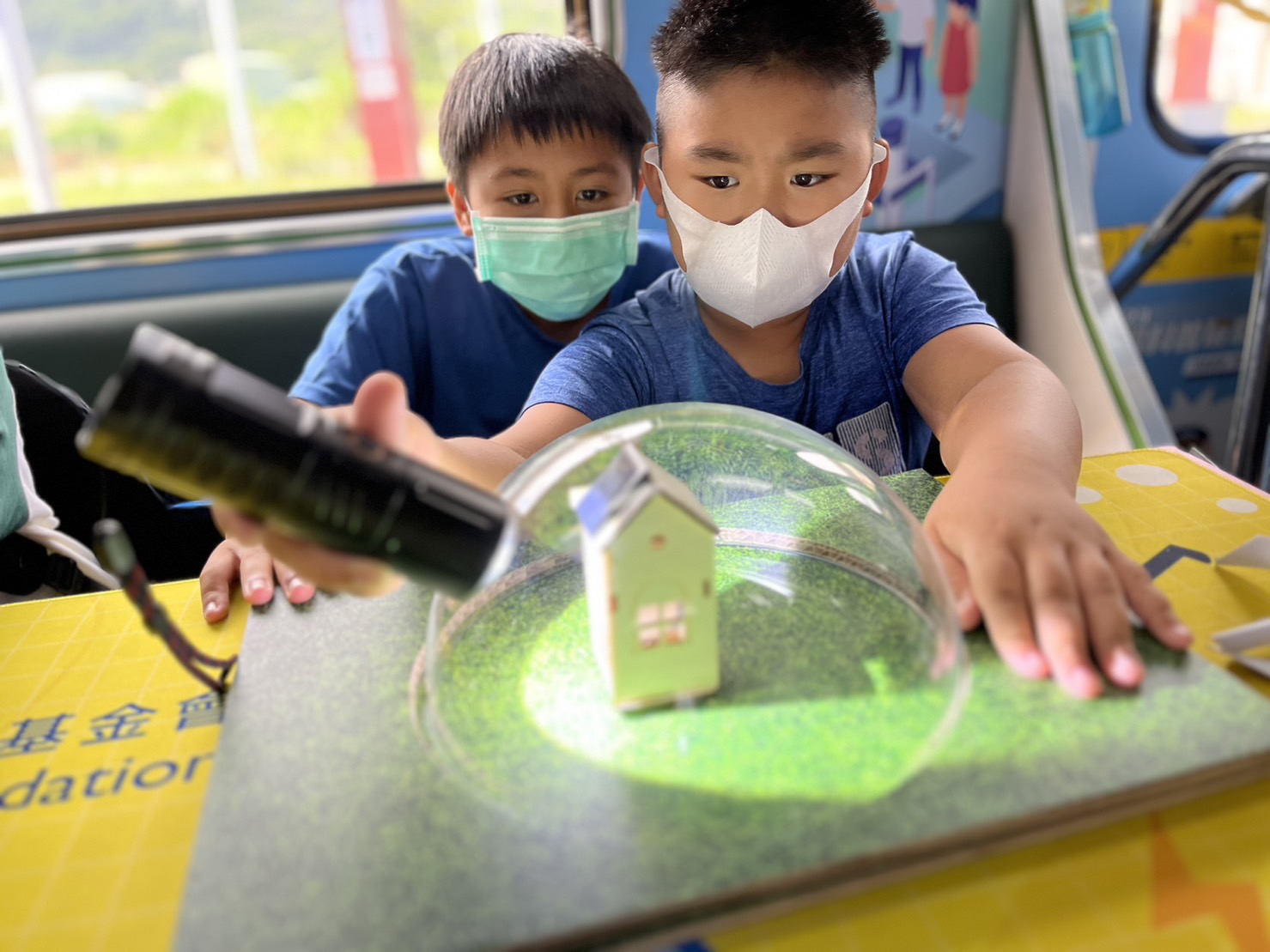 參與基礎科學主題車廂，以STEAM教學精神，設計「逐日科學家」、「太陽能工程師」以及「淨零建築師」三大能源科普課程和實驗